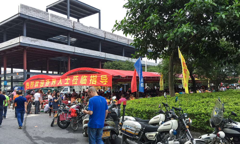 广州：番禺区大山村举行传统龙船饭活动 迎接端午