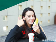 街拍路人，炎热的夏天想怎么美就怎么搭，越简约越时尚