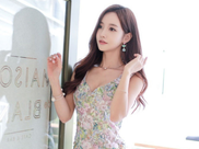 漂亮有气质的牛仔裤美女，修长美腿十分引人注目！