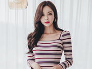 活力青春的打底裤小姐姐，彰显女神气质，展现出完美的腿部线条！