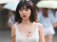 樱桃小嘴的小姐姐，穿裸色针织露肩连衣裙，腿部开叉露出傲人白皙