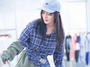 海莉鲍德温秀美腿目光中充满甜蜜 和比伯“夫妻双双把家还”