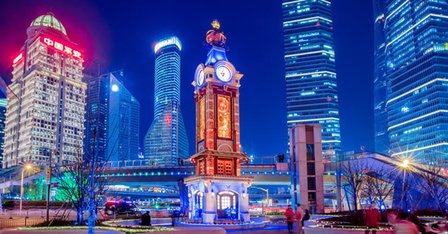 十米高迪士尼钟楼亮相陆家嘴 浪漫童话闪耀不夜城