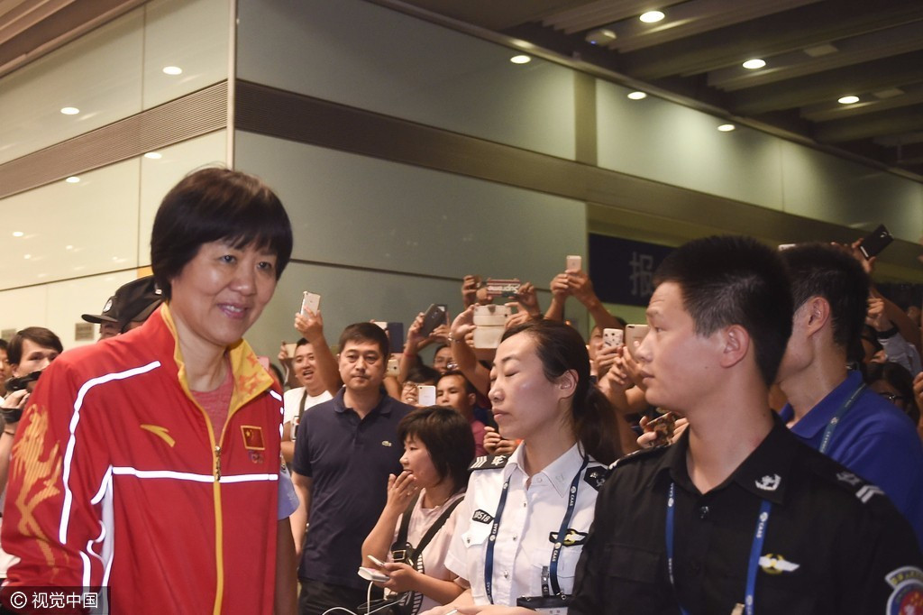 女排回国被上千粉丝包围 为纪念郎平湖南景点更名铁榔头【图】 女排回国被上千粉丝包围 为纪念郎平湖南景点更名铁榔头【图】