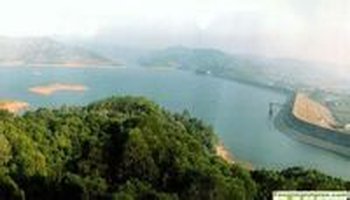 又称"东湖",位于灵山县城东14公里,在号称灵山第一峰的罗阳山翠峦环抱
