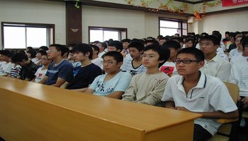 概况 赤峰二中是一所历史悠久的塞外名校,在她八十二年曲折而漫长的办