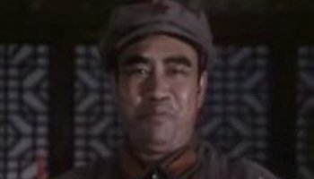 刘怀正不仅从外形上酷似朱老总,并且作为一个特型演员,他认真研究朱总