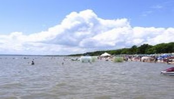 它位于黑龙江省东南部,与俄罗斯隔河相望,南临兴凯湖,北依完达山脉