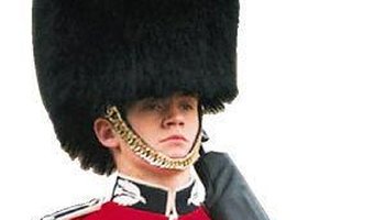 起源 英国皇家卫队的帽子 法国卫兵戴熊皮高帽以显得更高,更具威慑力