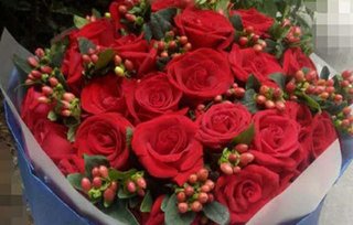 33支红玫瑰+红豆火龙珠1束,可配送,送给最爱