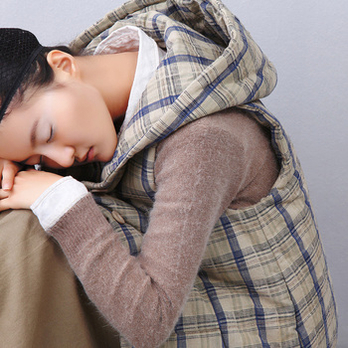 <em>初语</em>の 纤尘不染 加厚暗纹格子戴帽<em>棉马甲</em> 棉麻