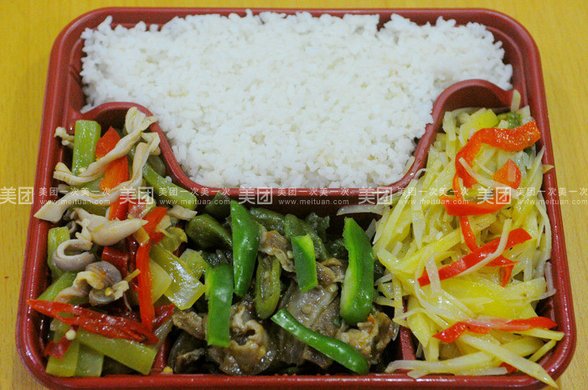 盒饭(二荤一素)1份,美味随心萦绕