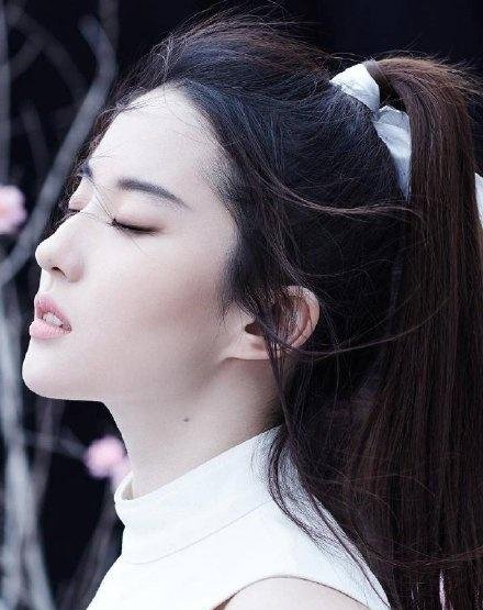 刘亦菲10多年前照片扒出,金衣加身美如画,网友