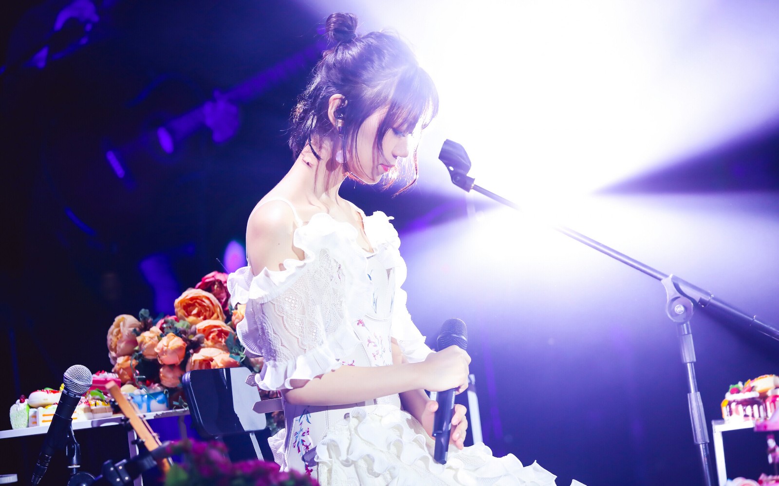 谢春花演唱会为工作人员庆生征婚 「点心」巡演广深两站落幕