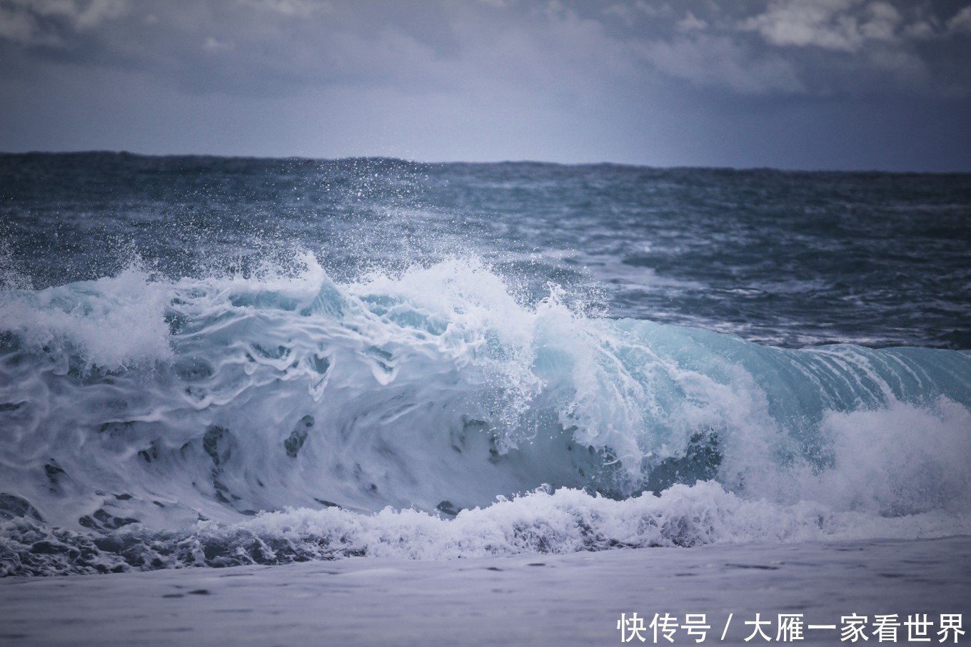 在国王殿下的渡假民宿的超级大床睡得很舒服,准时起床,参加昨天在蚂蜂窝报名的拼车一日游~这是在台湾参加的第二次一日游形式的小拼团,因为花莲的各个景点之间的公共交通并不方便,只能包车或者拼车。那就拼一下吧~ 第一站:七星潭 现在的七星潭已经没有7个潭水了,以前有的,现在大家来这里就是看海堤。不过说实话这里的海边真的很美,我很喜欢这里。 碧蓝的海水配上很多彩色的鹅卵石,真的很童话。 媳妇在拍海浪,儿子在玩沙子,紧接着意想不到的事情就要发生了~ 本来我们站的位置是很安全的位置