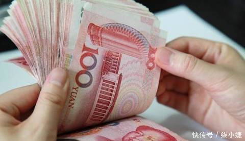 离婚三年大街上碰到前妻,她抱一个小男孩引起我注意,我跪求复婚