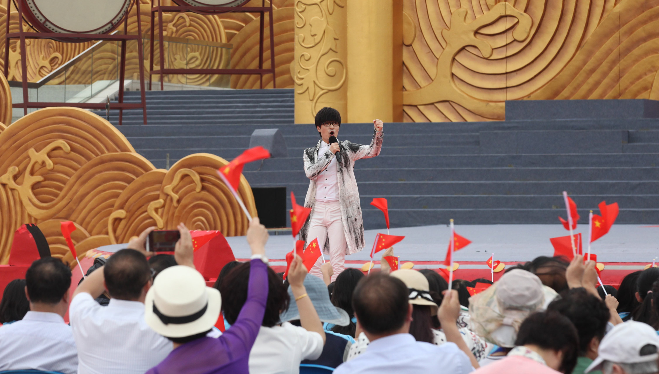 组图：玖月奇迹现身央视心连心慰问演出献唱《中国美》