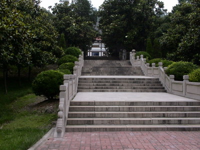 简介 烈士陵园位于虎丘区横塘镇横山(原名黄山)西麓,始建于1956年4月