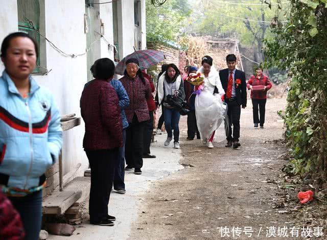 闺女出嫁后二十年没回家，母亲去世前来一男孩，老太大喊女儿命苦