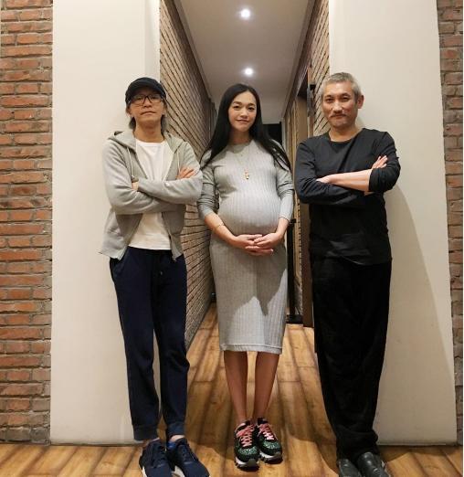 和姚晨合影,为何周星驰被骂,徐克被赞情商高呢