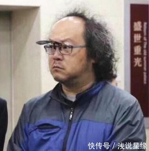 49岁窦唯逛圆明园,衣着朴素随便,表情严肃头发凌乱毛糙
