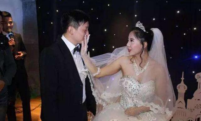 女儿结婚我陪嫁十万,儿子结婚她送个红包,拆开后我一夜没合眼