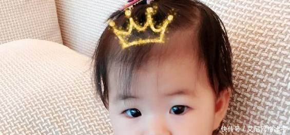 章子怡的女儿仅仅两岁,脸型整体改变的很好看