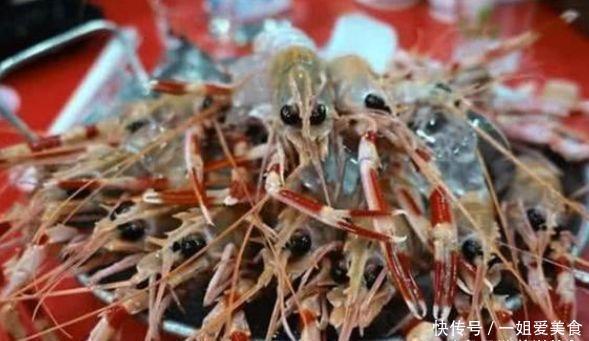 网友去韩国吃虾,300元一大盆,看到周围人的吃