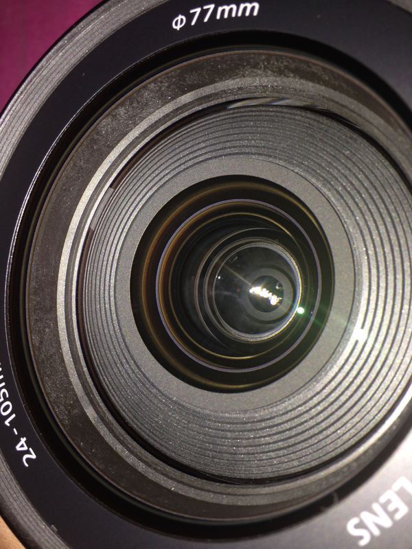 新买的佳能5d3套机,镜头里面有灰尘,正常吗?试