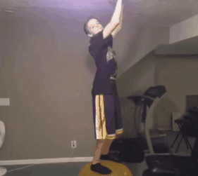 搞笑gif图片:这妹子的表情让我笑了,她到底在做什么