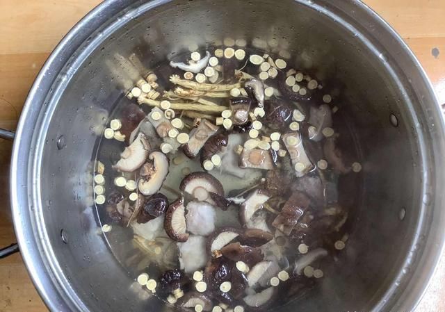 党参月子技巧当归排骨汤的香菇,适用于黄芪餐做法锐雯小黑白图片