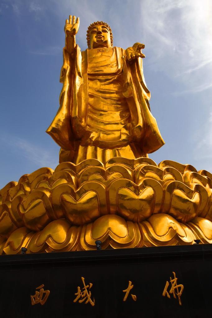 西域第一大铜立贴金佛,总投资950万元,用铜量98吨历时2年