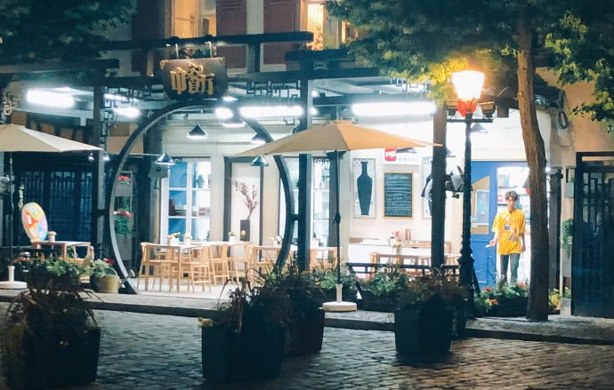 最新速递!王俊凯深夜打烊抓拍:独自一人骑行回