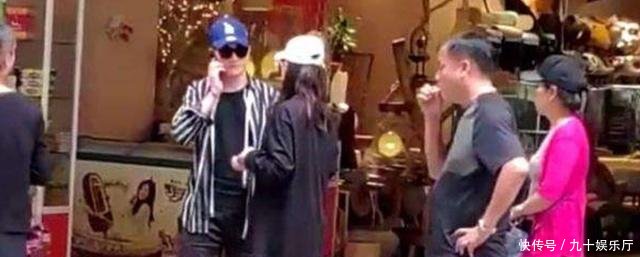 张馨予被爆怀孕,微博旧照被扒,靠着楼梯拍着弯