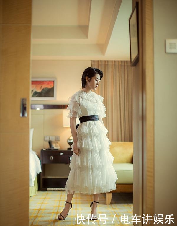 张子枫终于穿对了,白色蛋糕裙清新甜美范儿,网