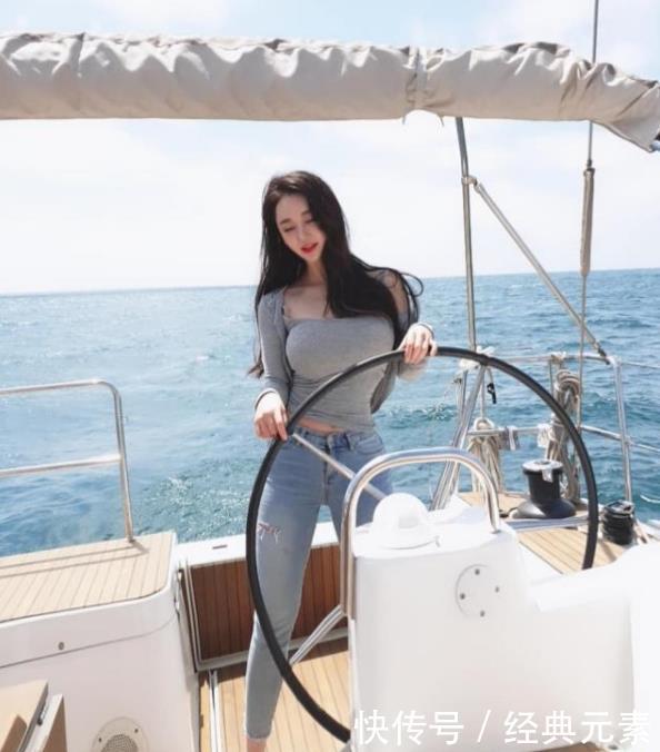 街拍:美女穿牛仔裤上游艇,呈现腿部优美曲线,宛如一道风景线 明升88官方备用网址