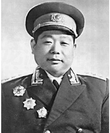 身为开国上将他生活奢靡,曾用金砖垫床,毛主席临终前选他为军事