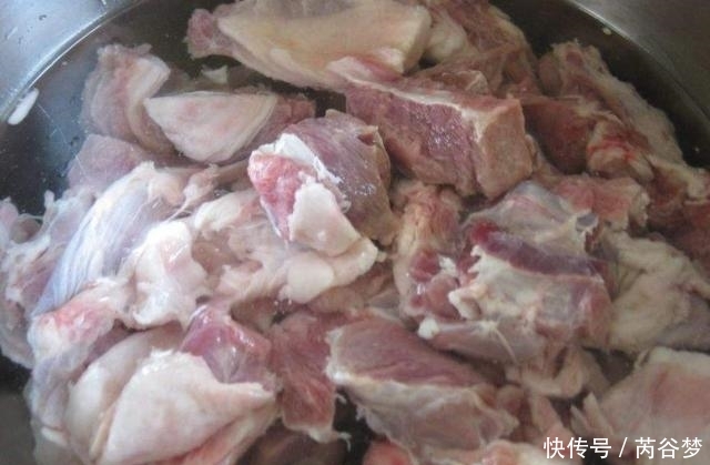 炖牛肉和羊肉时,别加这两种香料,容易越炖越膻 白金会现场娱乐