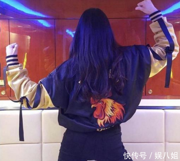 迪丽热巴晒背影照,肩颈美背白皙诱人,女明星的