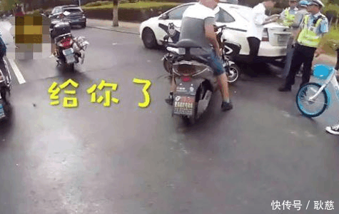 女子骑电动车超载被交警拦下 丢下女儿就跑: 孩