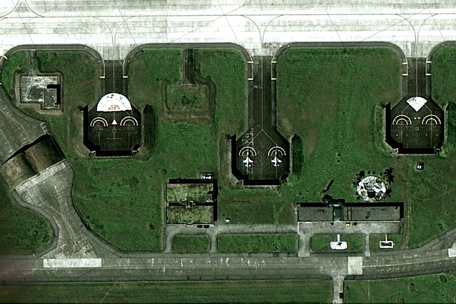 从卫星图上我们可以看到,佳山基地与附近的花莲空军基地通过一条跑道