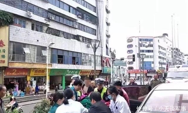 交警开绿色通道怎么开的