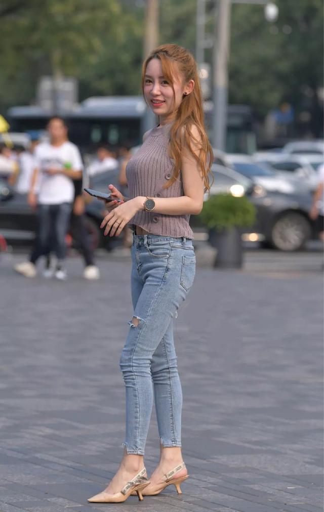 街拍:气质图片装秀出了性感性感的大全,吊带也图片姚晨大全白色身材美女丝袜图片