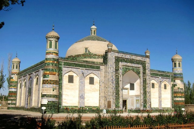 同时传统的民族建筑和能歌善舞的新疆人民,也给无数游客留下了难以