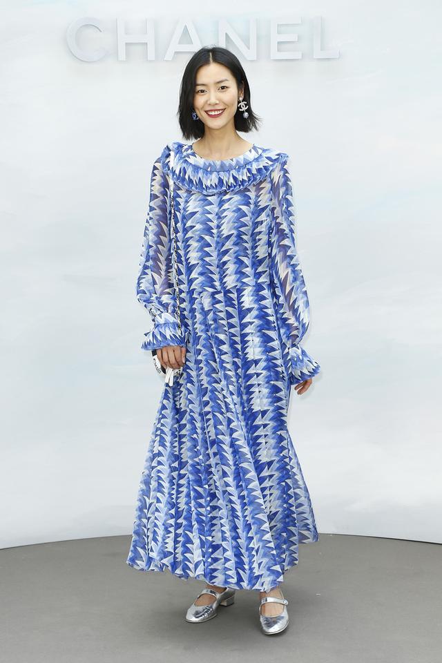 刘雯身穿宝蓝色连衣裙诠释浪漫大气 一颦一笑