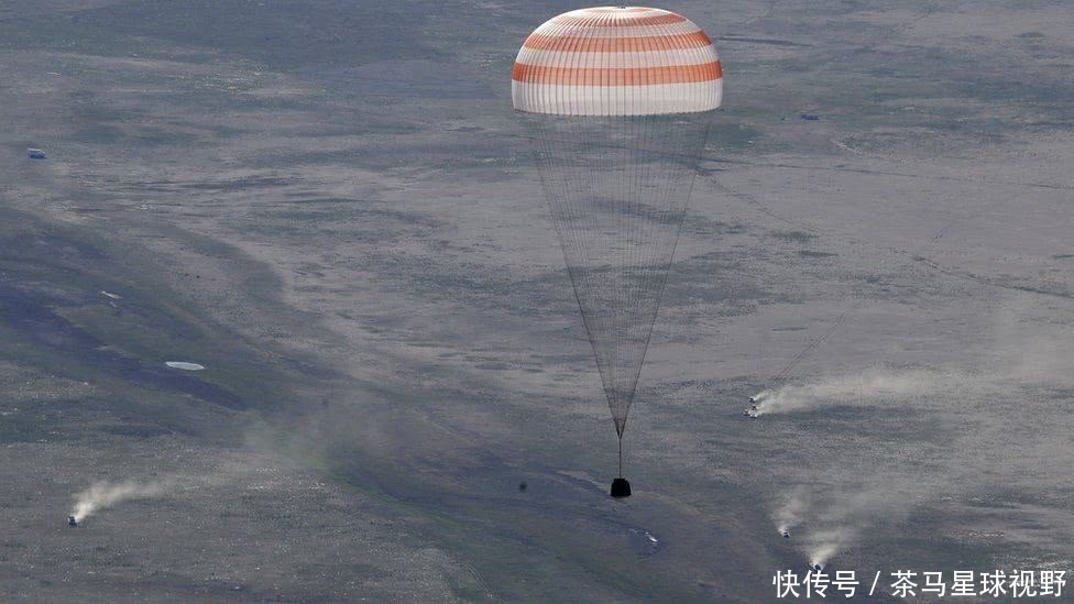 哈萨克大草原壮观景象，联盟号宇宙飞船搭载三名宇航员成功降落