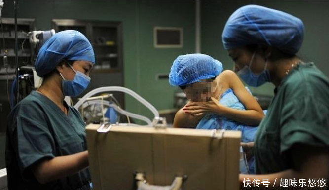 女孩去做隆胸手术,医生看到女孩胸前的纹身后,吓得急忙报警