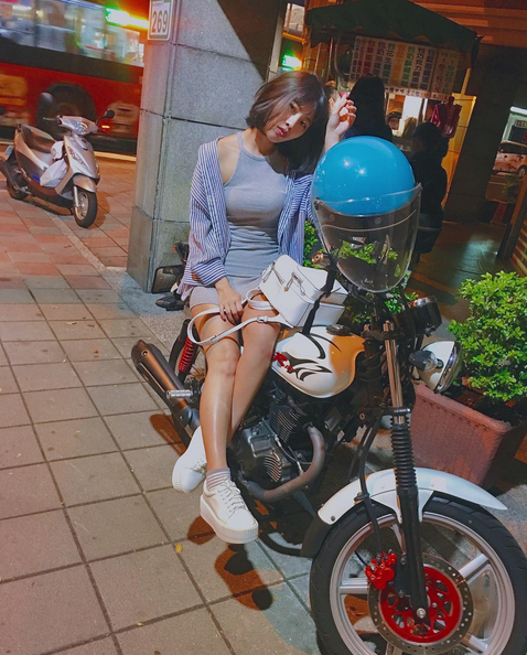 台湾清纯棒球妹 晒健身私照泳装撩人