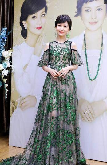 不老女神赵雅芝一身墨绿长裙如仙女,年过六旬