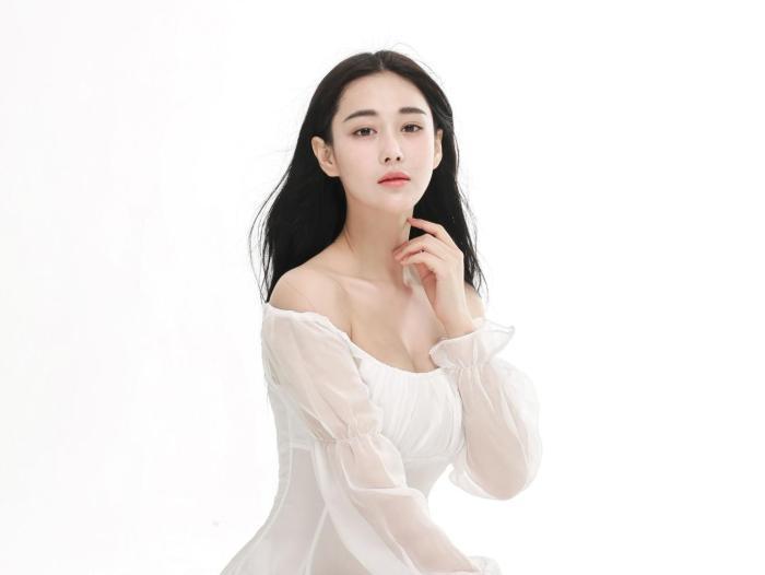 张馨予微博小号被曝光, 疑似被范冰冰, 李晨打压